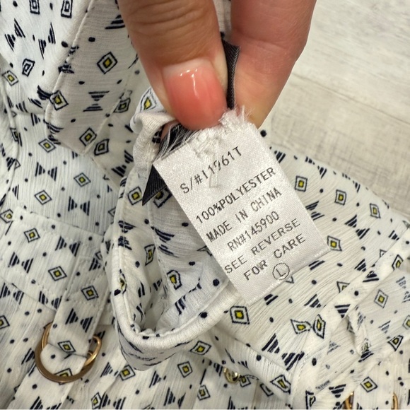 Dex Sleeveless Collared Button Down Casual with Geometric Print and Gold Accents - Picture 6 of 17